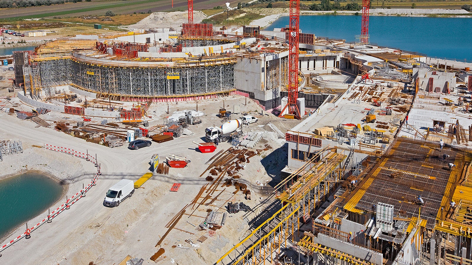 在浇筑建筑核心筒时，使用PERI UP模块化脚手架在10到16米的高度为浇筑7米高的墙体搭建了承重支架