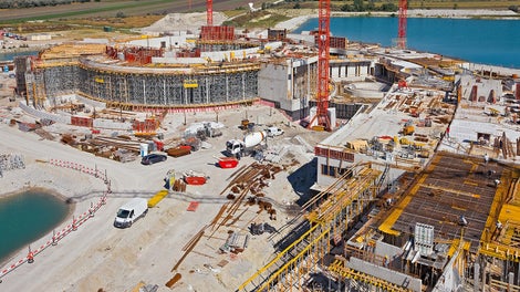 在浇筑建筑核心筒时，使用PERI UP模块化脚手架在10到16米的高度为浇筑7米高的墙体搭建了承重支架