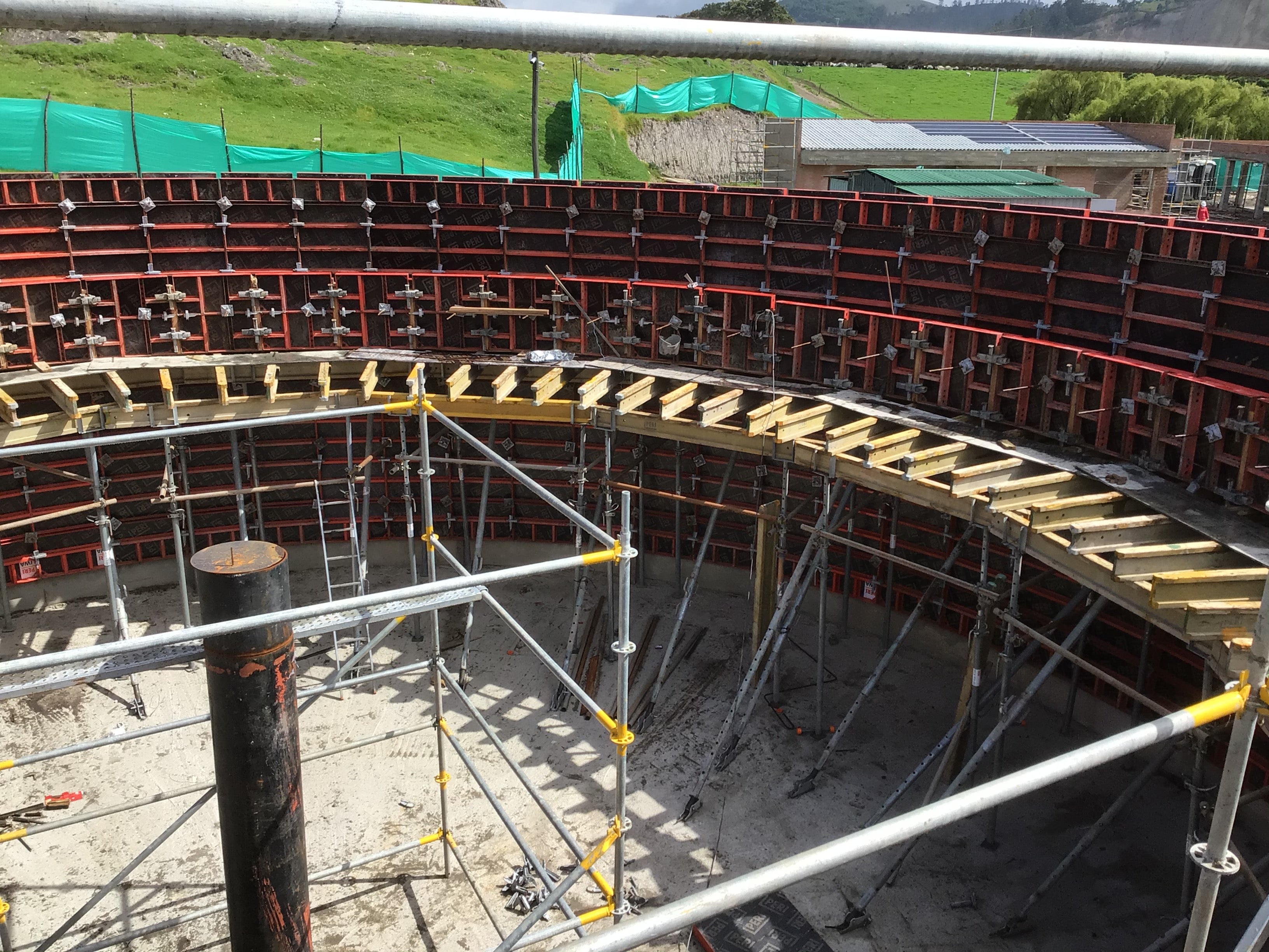 El sistema de encofrado horizontal MULTIFLEX en conjunto con los puntales PEP Ergo brindan el soporte adecuado a las canaletas de los sedimentadores y espesadores de lodo.