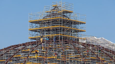 Die abgetreppt montierten Arbeitsebenen auf Basis des PERI UP Flex Modulgerüstsystems passen sich räumlich optimal an die vorhandene, zu konservierende Stahlkuppelkonstruktion an.