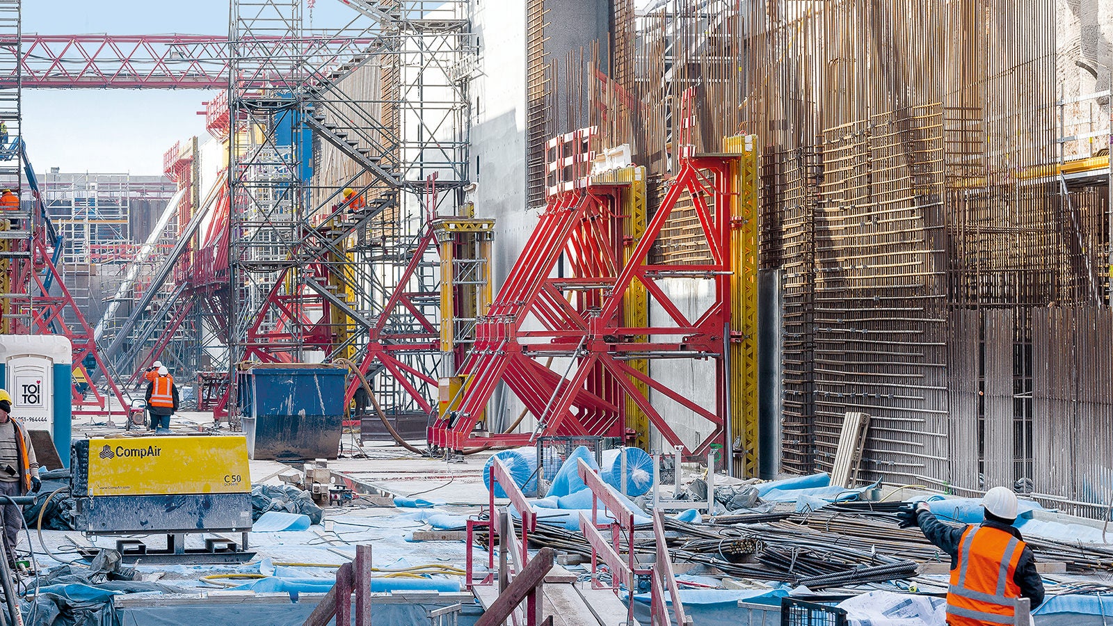 Das in 15&amp;nbsp;m Tiefe zu errichtende Schleusenbauwerk wies massive Bauteilabmessungen und einen hohen Bewehrungsgrad auf.