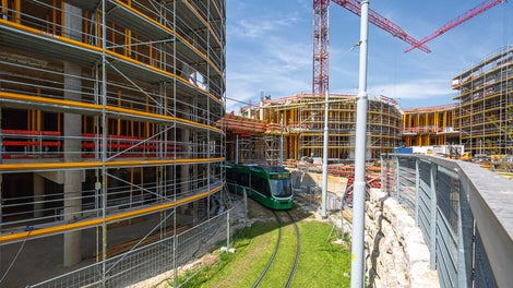 Der Straßenbahnbetrieb inmitten des Baufelds musste während der gesamten Bauphase aufrechterhalten werden.