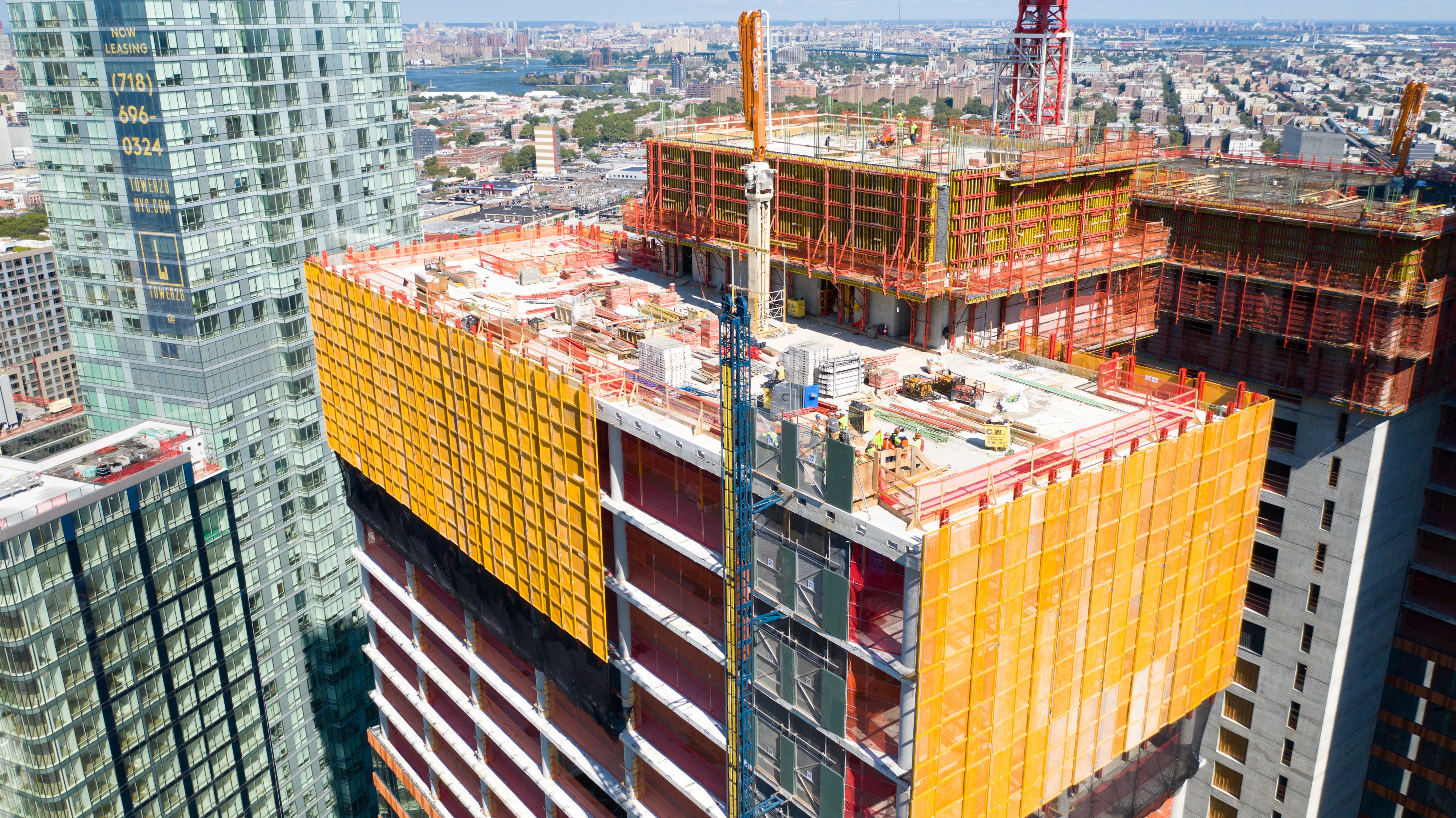 The top levels are enclosed by PERI’s LPS perimeter protection screens, protecting both workers as well as the public below. 