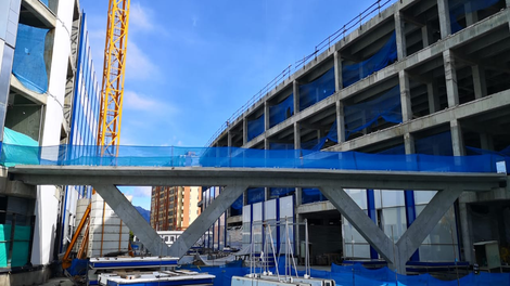 Aunque la geometría de las columnas es atípica, es fácilmente resuelta con nuestros sistemas VARIOKIT y LIWA, tan solo algunos elementos especiales fueron necesarios para su construcción.