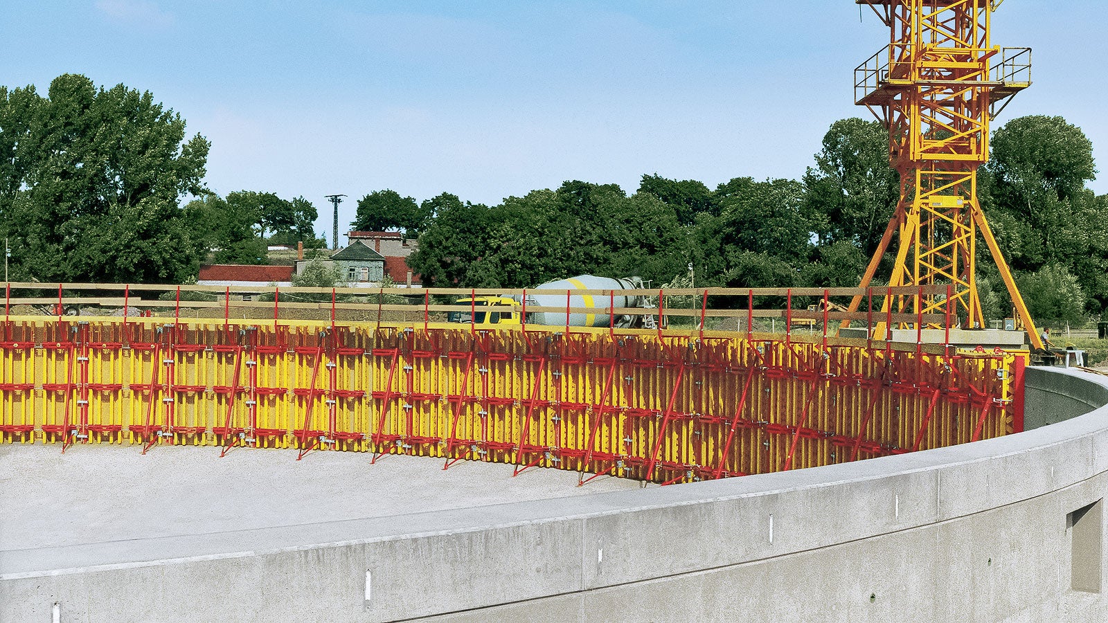 Atıksu arıtma tesisi yapımında kullanılan3.60 m yükseklikte ve 13.76 m. yarıçapında RUNDFLEX dairesel duvar kalıbı.