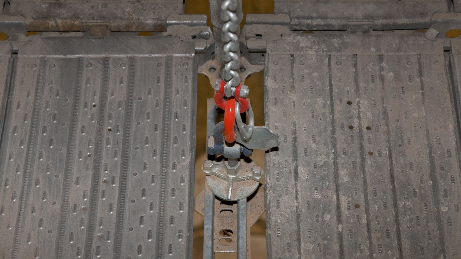 Szczegół połączenia platformy roboczej z cięgnem łańcuchowym.