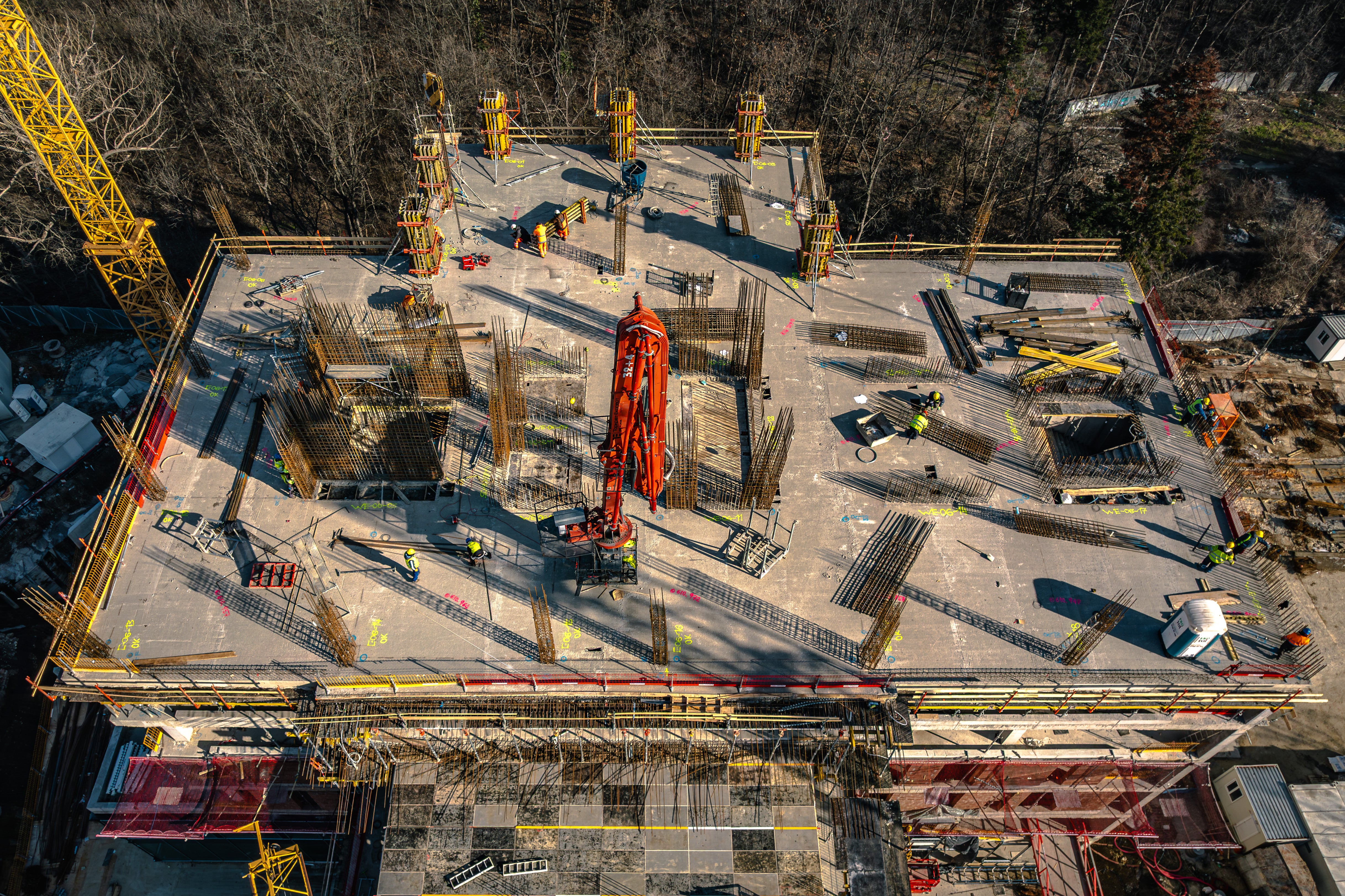 Паралелно изпълнение на множество колони с кофраж VARIO GT24, осигуряващо ефективност и повтаряемост на процеса.