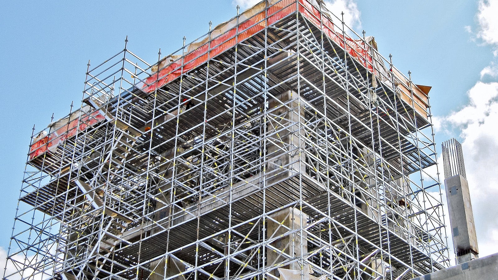 Комплекс "Тобольск-Полимер" насчитывает порядка 40 объектов общезаводского хозяйства. Компания PERI за короткий срок поставила на объект более 230 тонн универсальных строительных лесов PERI UP Flex с настилами UDI.