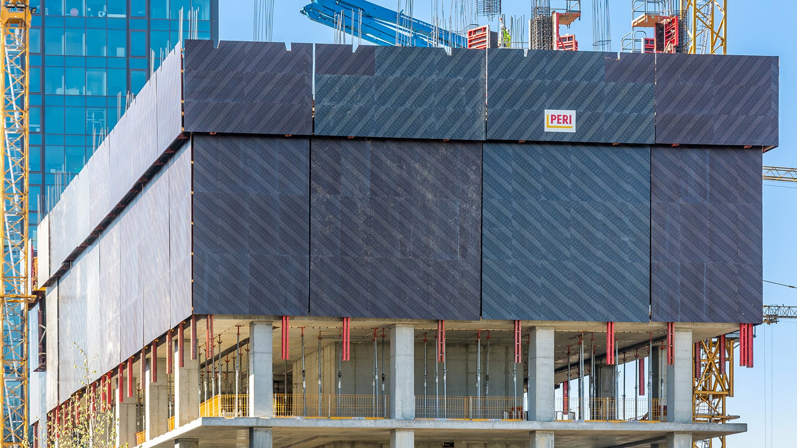 Najviše etaže u izgradnji kompletno su bile ograđene RCS P penjajućim zaštitnim panelima.