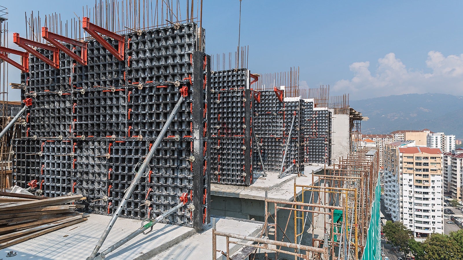 The ergonomic side holes allow easy handling on site.
