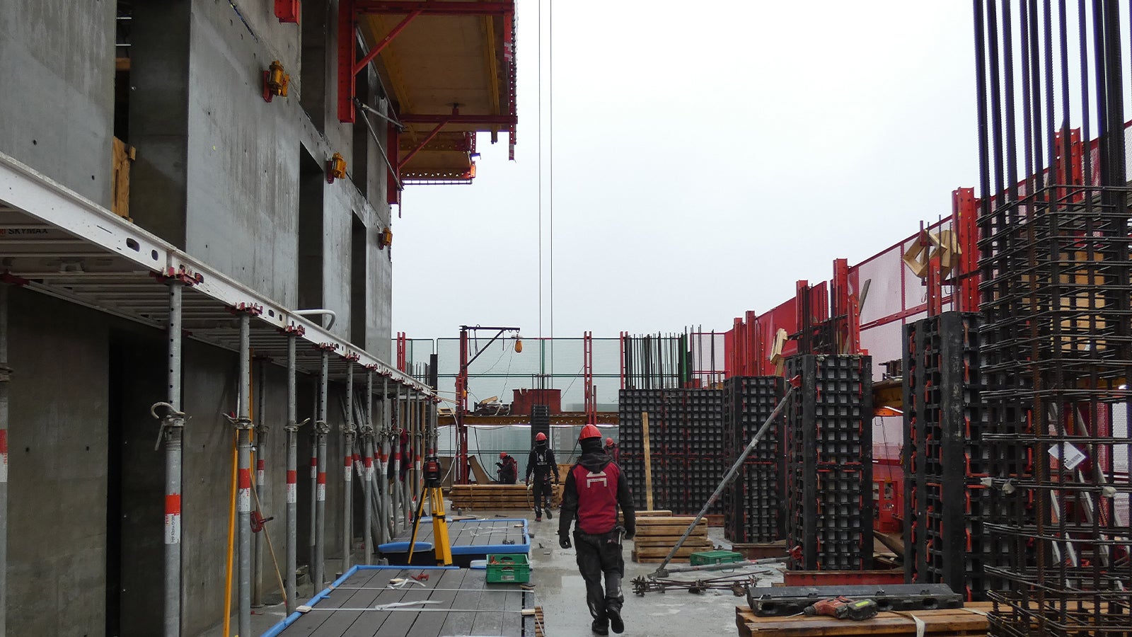 De kolommen worden bekist met het DUO bekistingssysteem: licht, handzaam, kraanonafhankelijk inzetbaar en vlot in gebruik. 