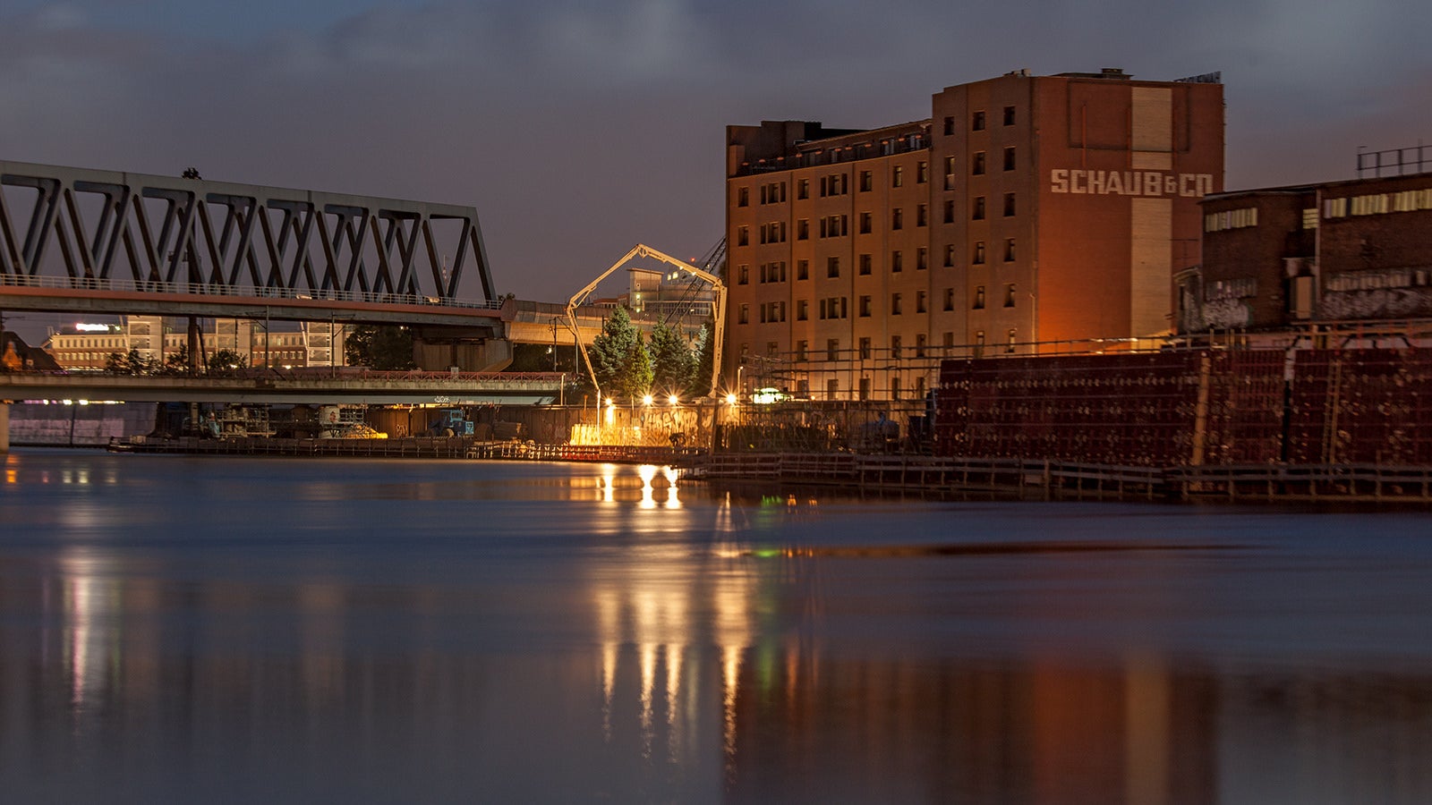 Aufgrund der massiven Betonkonstruktion begannen die Betonierarbeiten weit vor Morgendämmerung. So ließen sich die Abschnitte im regelmäßigen 2-Wochen-Rhythmus fertigstellen.