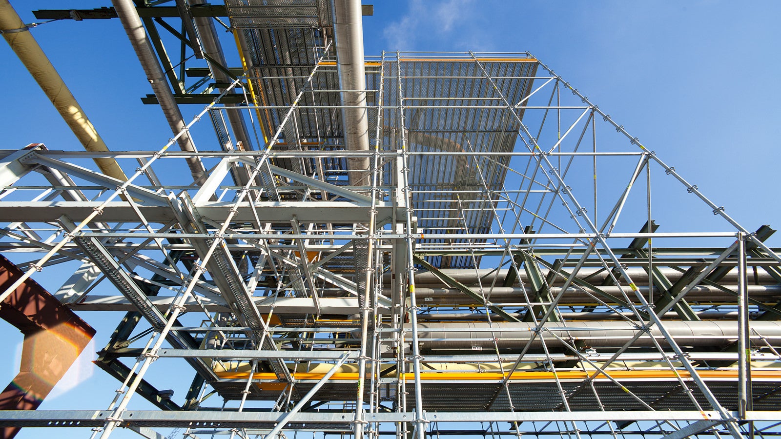 Das metrische 25-cm-Systemraster aller Gerüstbauteile ermöglicht jegliche Anpassungen – ohne aufwändige Bastelarbeiten mit Rohren und Kupplungen.