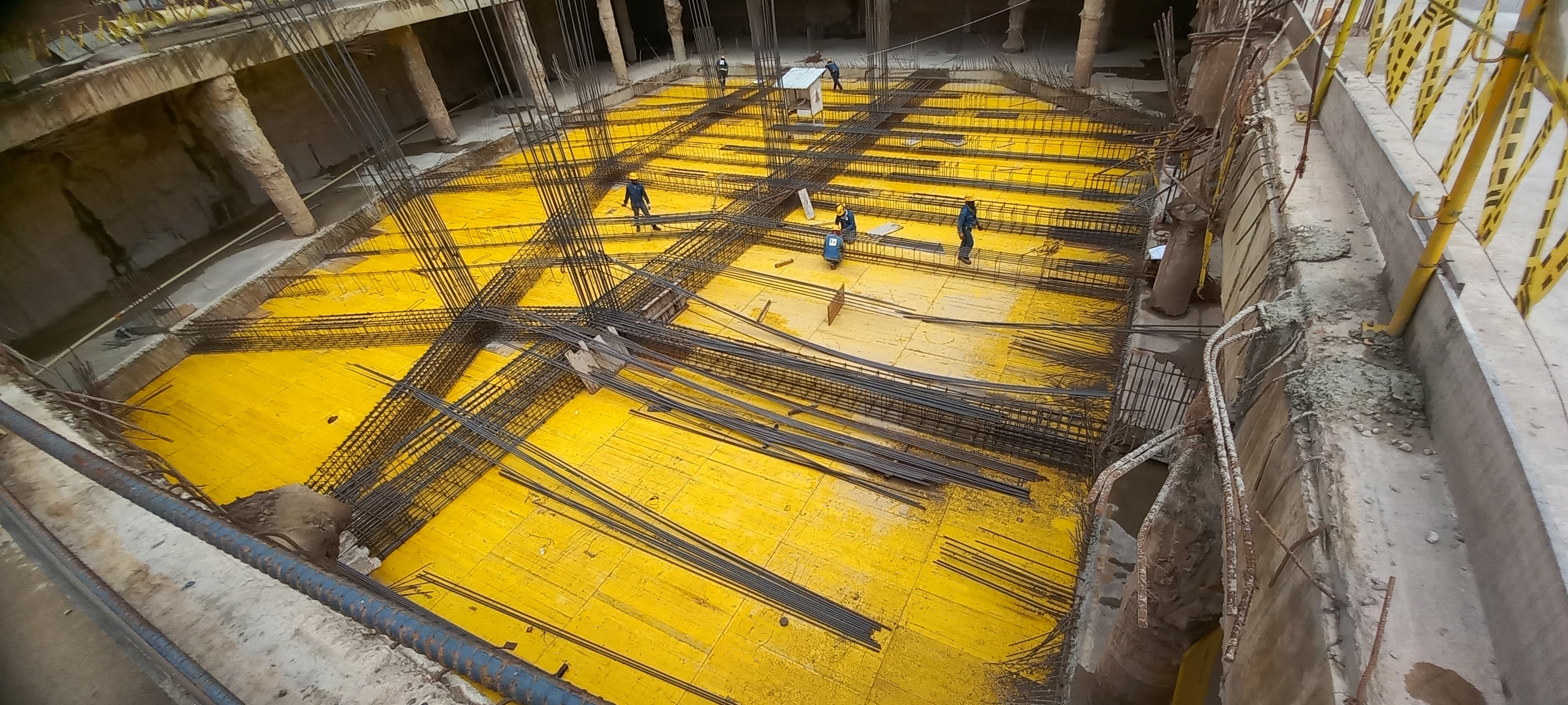 Sistema de encofrado para losas con vigas MULTIFLEX en combinación con la resistente torre de carga ST-100 y puntales PEP-ERGO.