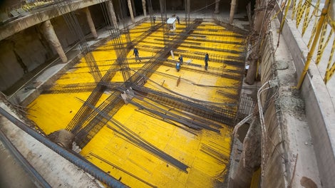 Sistema de encofrado para losas con vigas MULTIFLEX en combinación con la resistente torre de carga ST-100 y puntales PEP-ERGO.