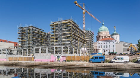 Der Palast Barberini wird als Museum neu aufgebaut. Zur Nachbildung der historischen Fassade dient ein PERI UP Arbeits- und Schutzgerüst, 4.000 m² mit Breitenklasse W 09 und 2.000 m² mit Breitenklasse W 21.