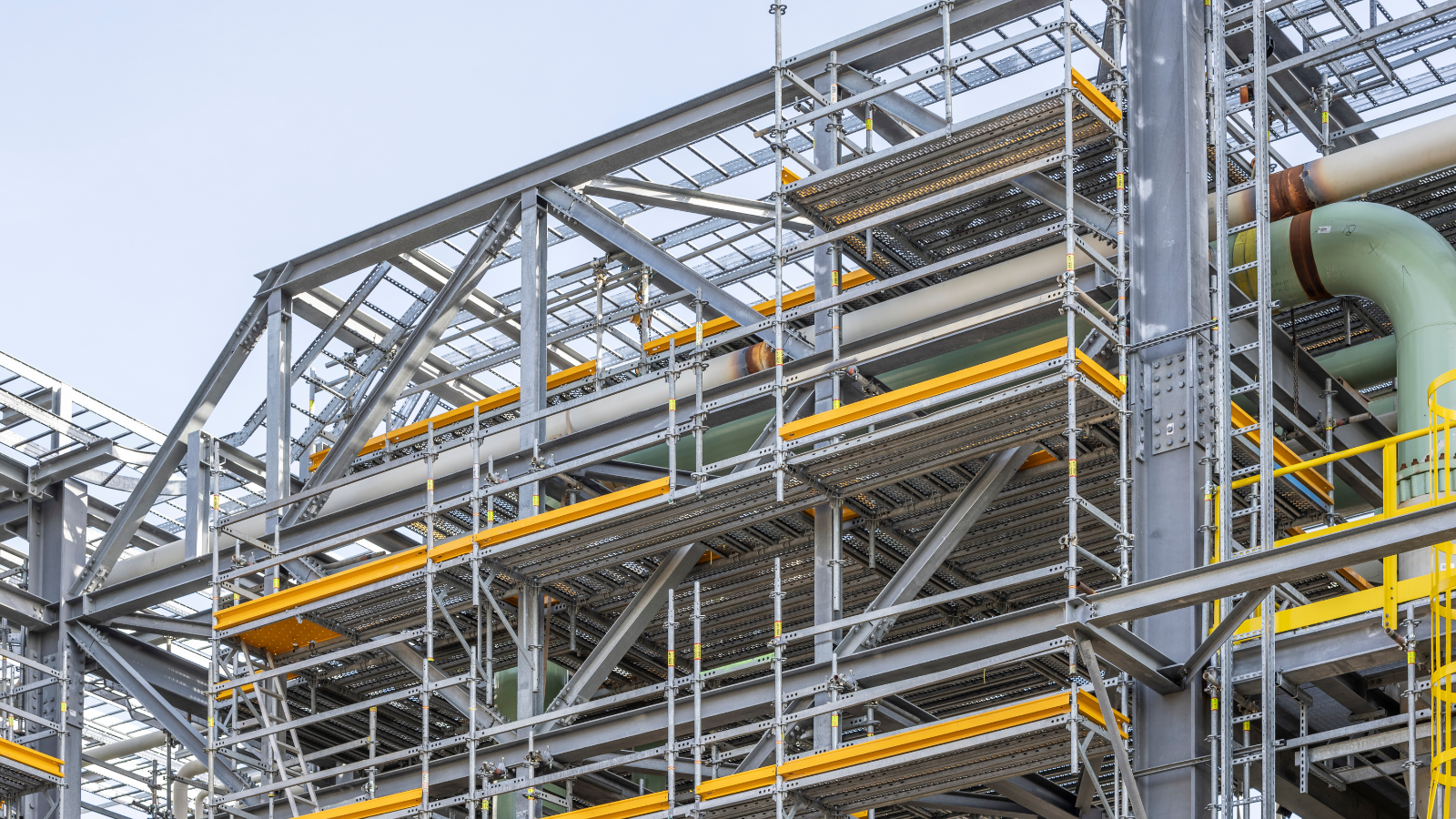 Sikker adgang til industrielle anlæg | Teknisk rådgivning og stilladssystemer