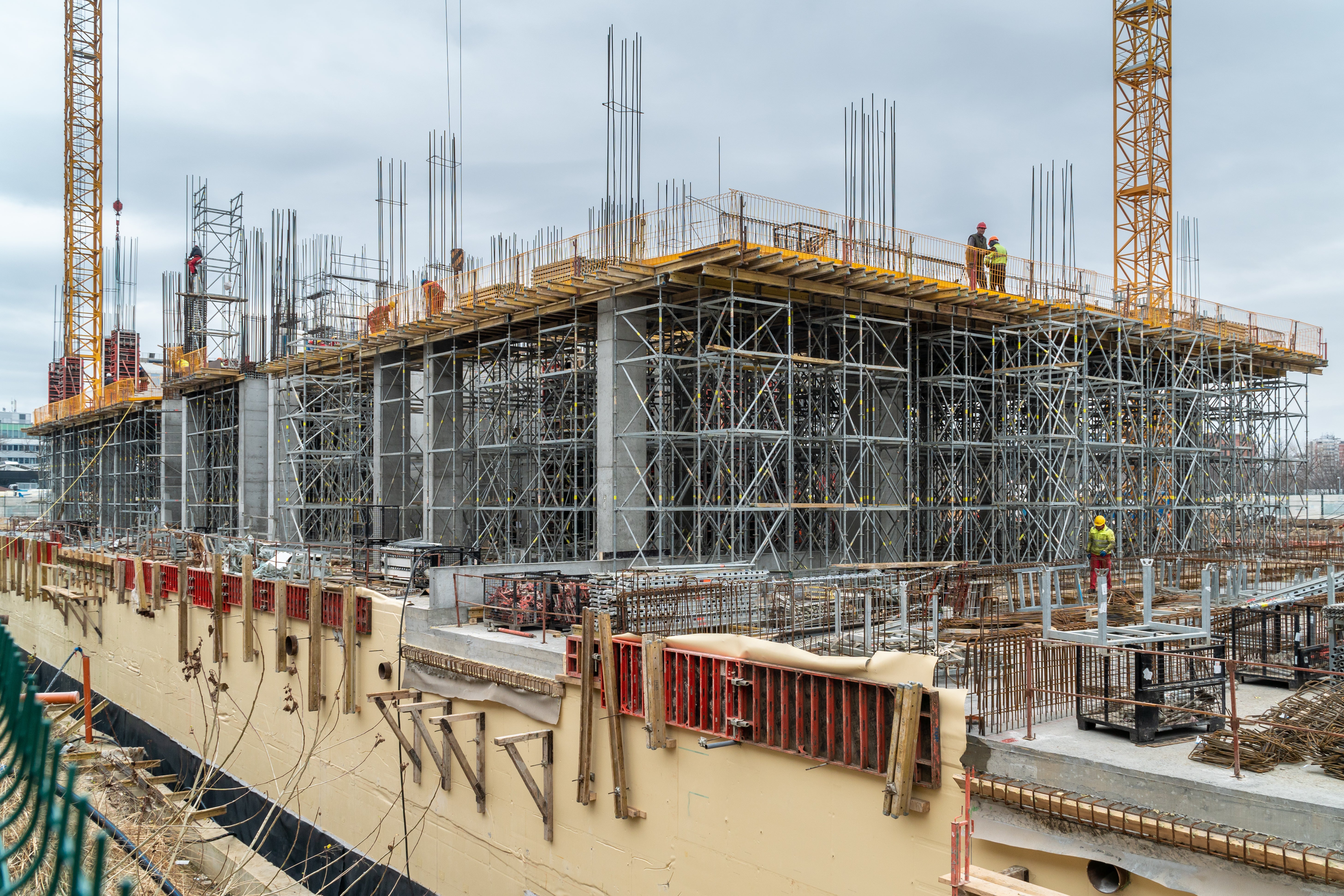 Brza i jednostavna montaža laganih SKYDECK panela doprineli su izuzetno brzom izvođenju međuspratnih konstrukcija.