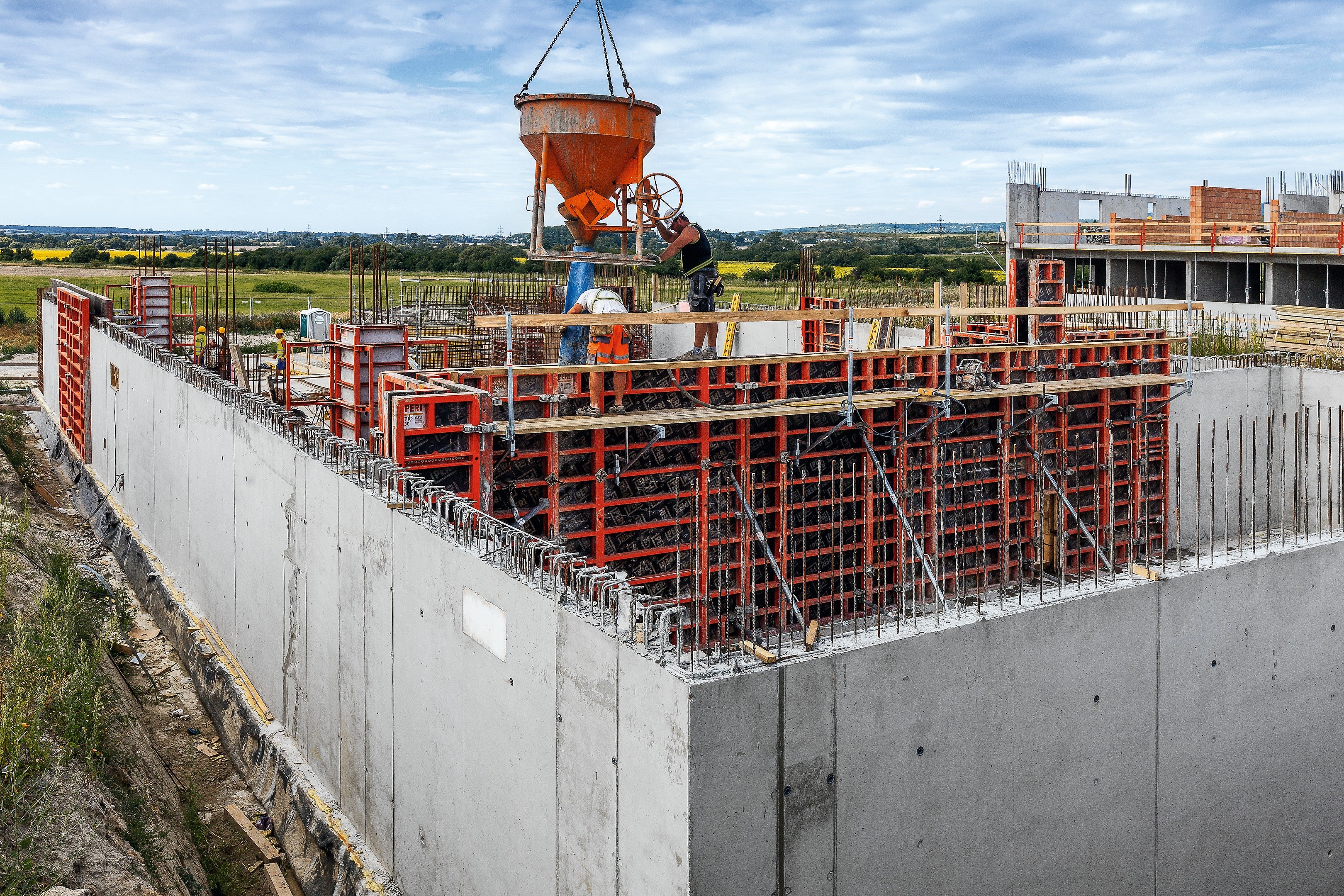 Železobetónové steny 10 bytových domov rástli nasadením obojstranného debnenia TRIO.