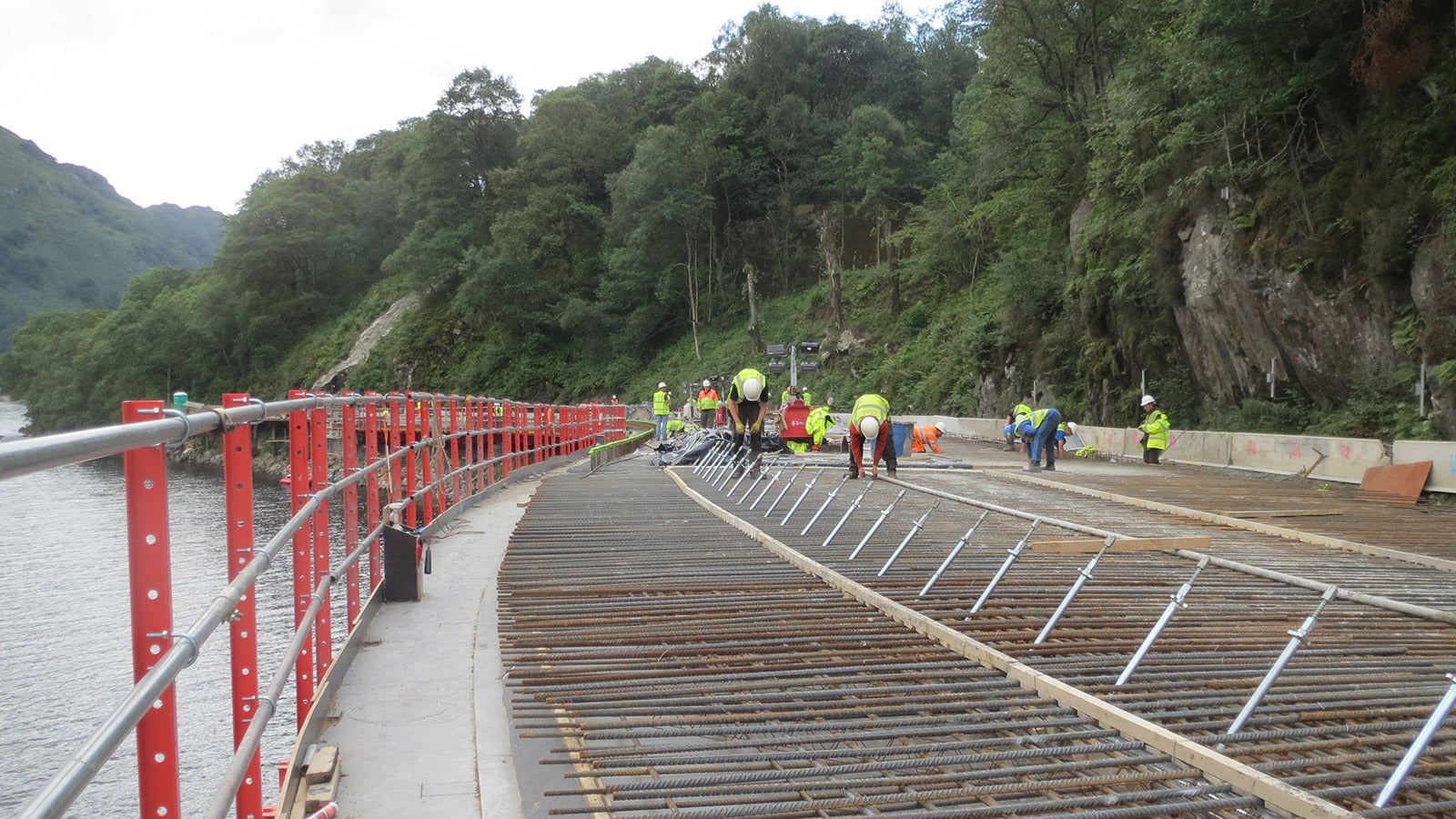 The Cantilevered platform ensured safety of construction workers at all times and space to work in
