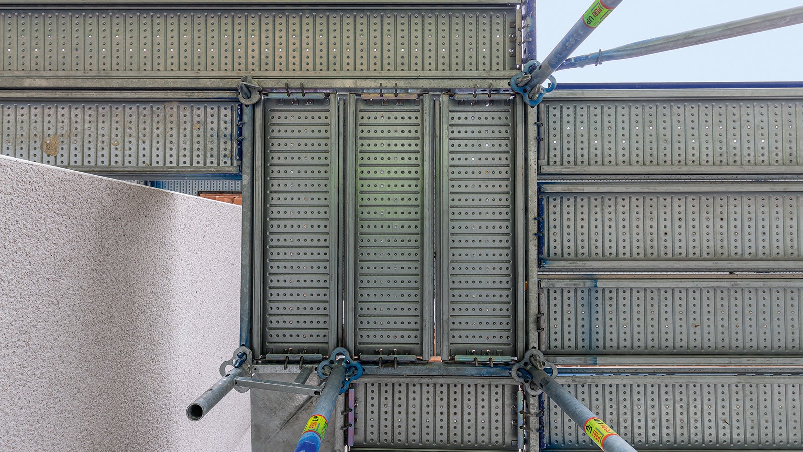 Insbesondere bei gegliederten Gebäudegrundrissen mit vielen Innen- und Außenecken, bei Bauwerksvor- und -rücksprüngen oder bei innen- und außenseitigen Konsolverbreiterungen ist die hohe Flexibilität des PERI UP Fassadengerüstes von großem Vorteil.