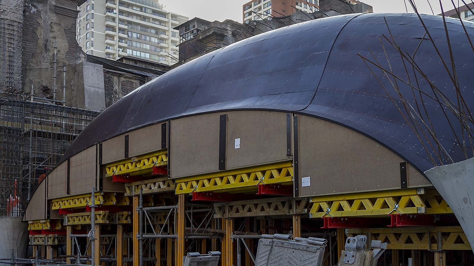 Sem dúvida, a forma estrutural-espacial torna-se o traço mais característico do hall da estação. Exemplos semelhantes são encontrados em outros casos de infraestrutura pelo mundo. 