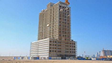 A new building surrounded by PERI UP Flex Façade Scaffold