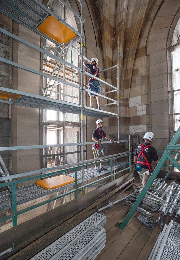 Im Glockenturm steht das knapp 20 m hohe PERI UP Gerüst unterhalb der Zwischenebene auf dem Steinernen Boden auf – dem Fundament des Glockenstuhls in 43 m Höhe.