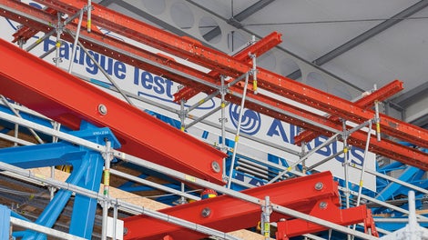 Ideale Systemkombination: Zur Überbrückung der Tragflächen wurde PERI UP an RCS Kletterschienen sowie weiteren Systembauteilen des VARIOKIT Ingenieurbaukastens abgehängt.