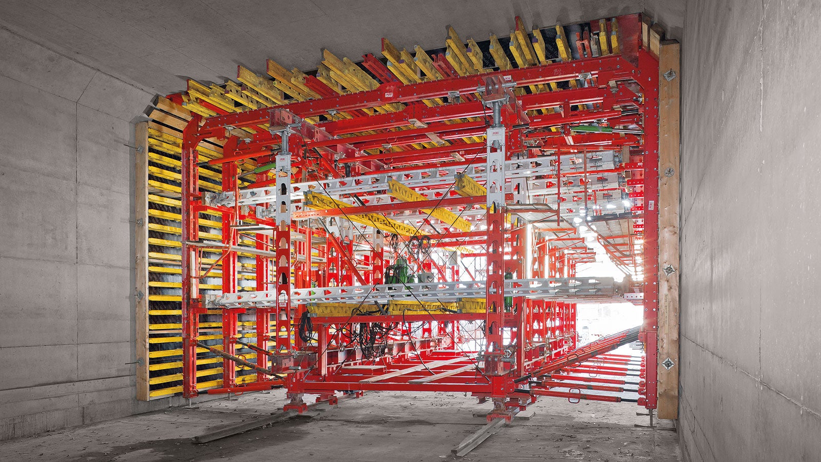 An HD 200 main beam tract carries the slab formwork, and serves as a suspension structure for the wall formwork. The horizontally arranged props ensure transfer of loads during concreting.<br/>