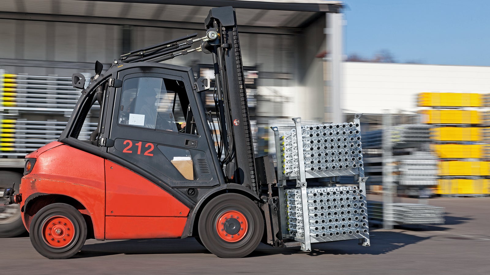A minimum of components, lightweight materials, and self-locking systems: we have designed our scaffolding to offer both more space and safety.