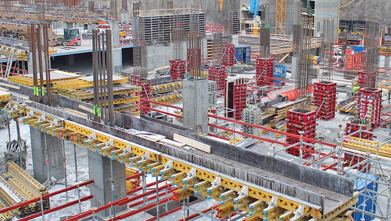 Pysäköintilaitoksen rakenteet on tiheästi raudoitettuja ja korkeita suurien pystykuormien vuoksi.