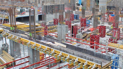 Pysäköintilaitoksen rakenteet on tiheästi raudoitettuja ja korkeita suurien pystykuormien vuoksi.