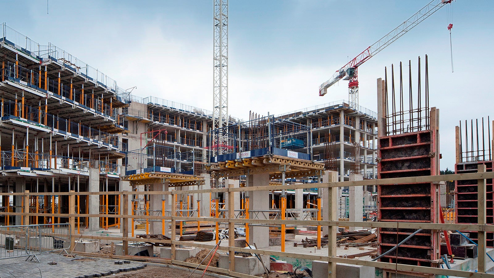 Extensive use of SKYDECK on Marine Wharf offering easy handling of this lightweight slab formwork system