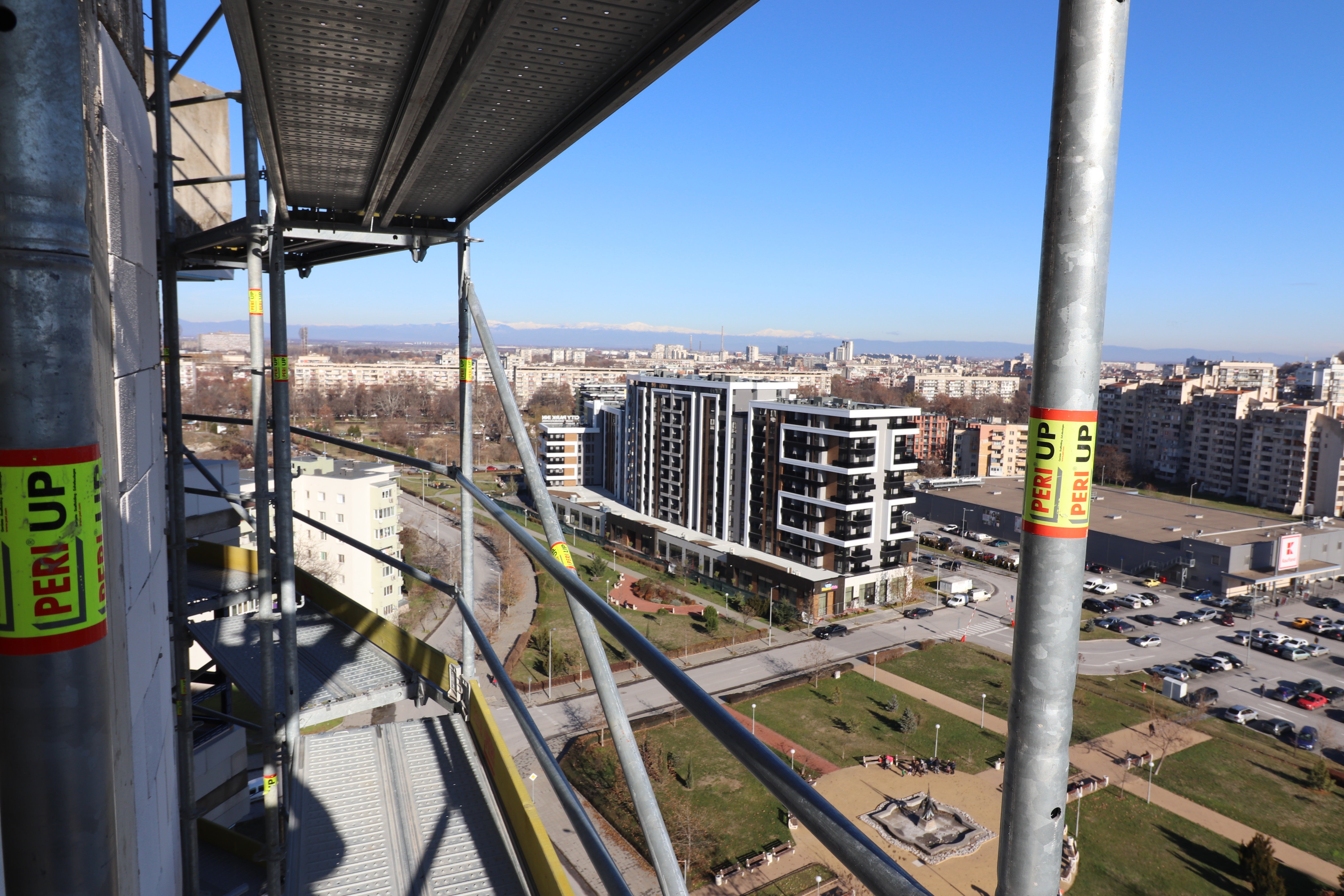 Безопасността при работа на височина е на първо място, затова фасадното скеле е оборудвано с непрекъснати парапети на горно и долно перило, както и бордови дъски, а монтирането на системни елементи значително редуцира времето за изпълнение