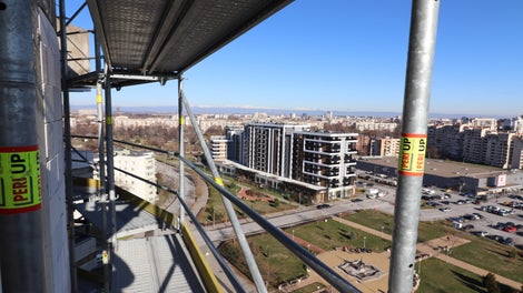 Безопасността при работа на височина е на първо място, затова фасадното скеле е оборудвано с непрекъснати парапети на горно и долно перило, както и бордови дъски, а монтирането на системни елементи значително редуцира времето за изпълнение