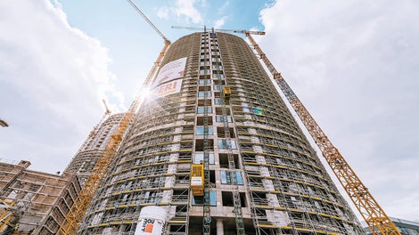 The large-scale project, SKY PARK, is the new cultural epicentre of Bratislava – in addition to customised scaffolding solutions, PERI made use of the RCS rail climbing system in combination with VARIO GT 24 girder wall formwork during the erection of the residential complexes.<br/>(Photo: Penta Real Estate) 