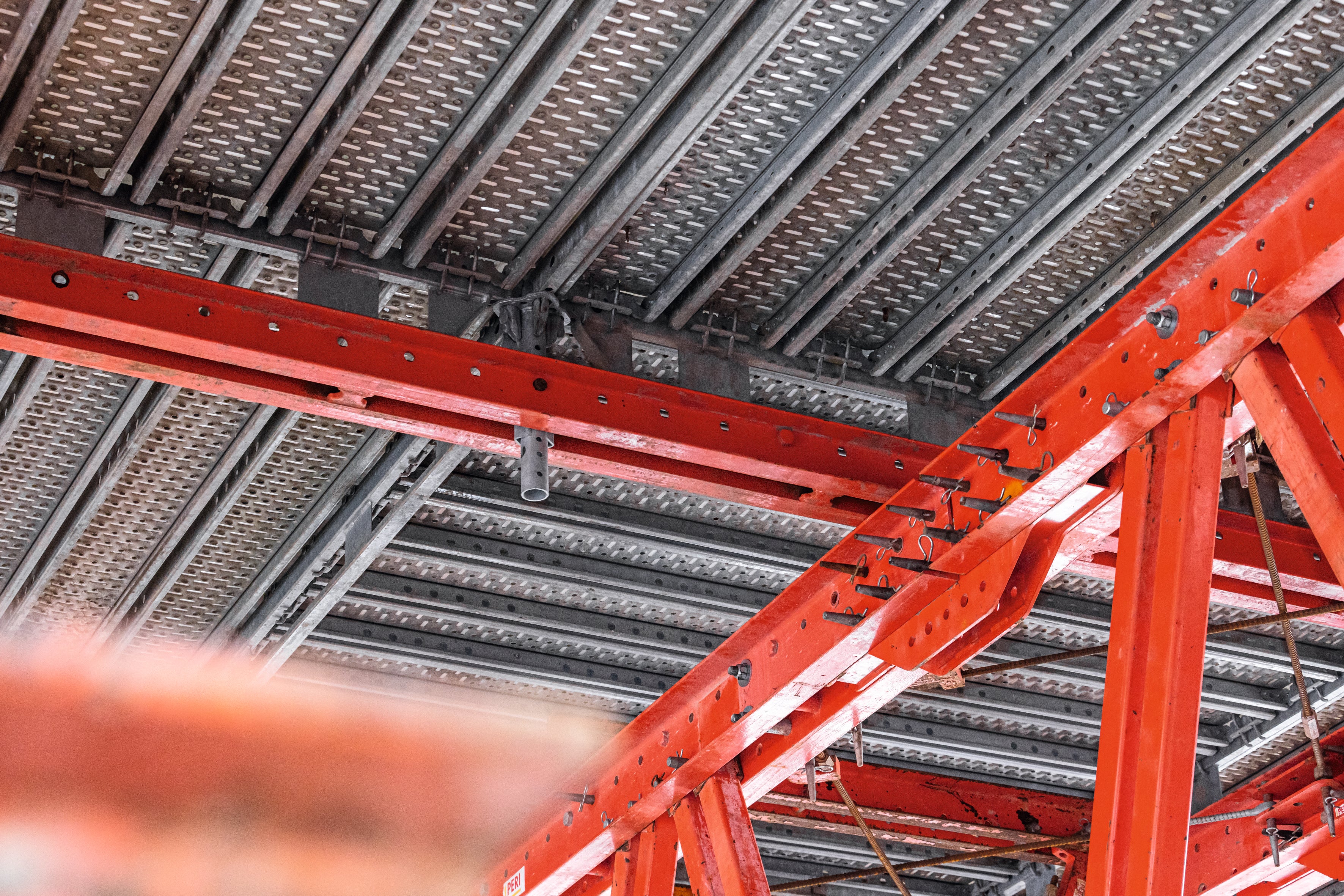 VARIOKIT und PERI UP basieren auf dem metrischen Systemraster und sind nahezu übergangslos miteinander kombinierbar.