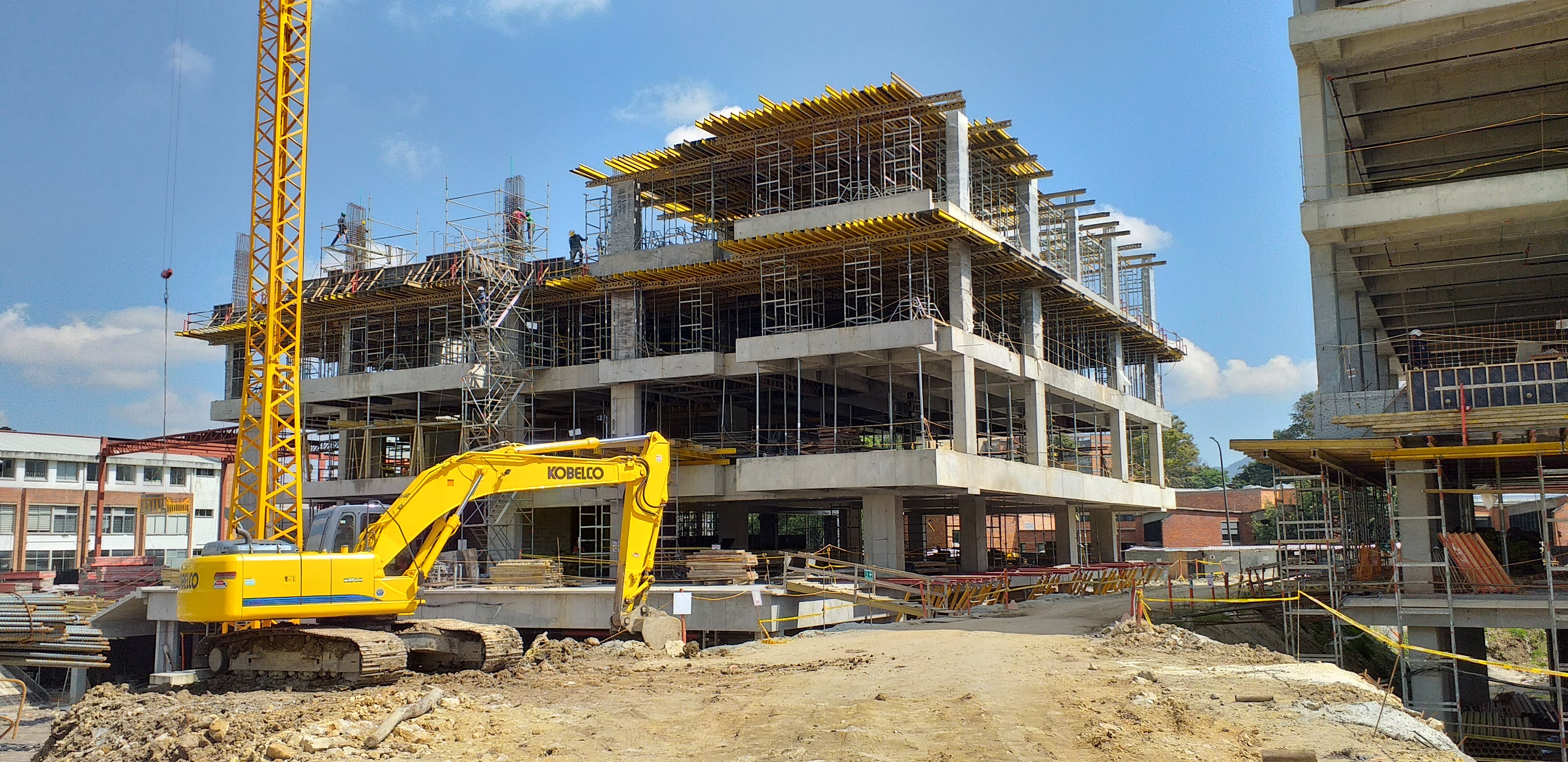 Losas aligeradas soportadas con torres de carga ST-100 y encofradas con el sistema de encofrado para losas MULTIFLEX.