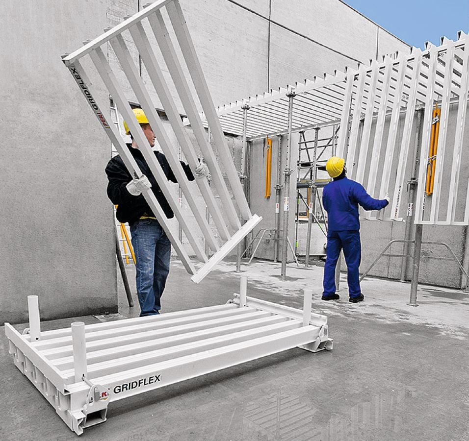 Avec des panneaux pesant seulement 20 kg, le GRIDFLEX facilite le transport et l'installation, tandis que sa conception permet un basculement aisé après l'accrochage, offrant ainsi une manipulation plus sûre et efficace sur le chantier<br/>