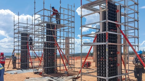 By using only a minimum number of different system components for walls, foundations, columns and slabs efficient forming can be realized.