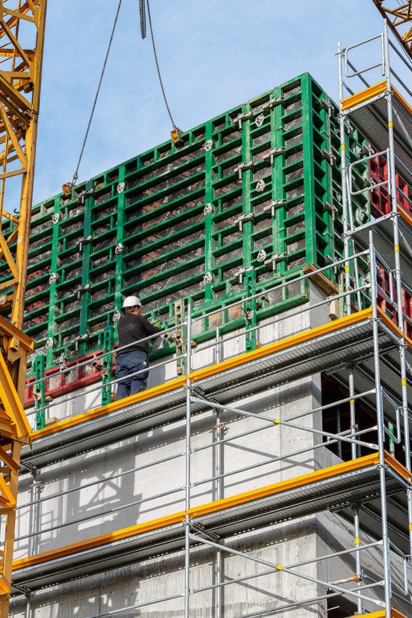 Among other things, PERI UP Easy served as a safe working scaffolding for the shell construction work together with MAXIMO panel formwork, which was used at the Ulm construction site in Schmid's own corporate colour.