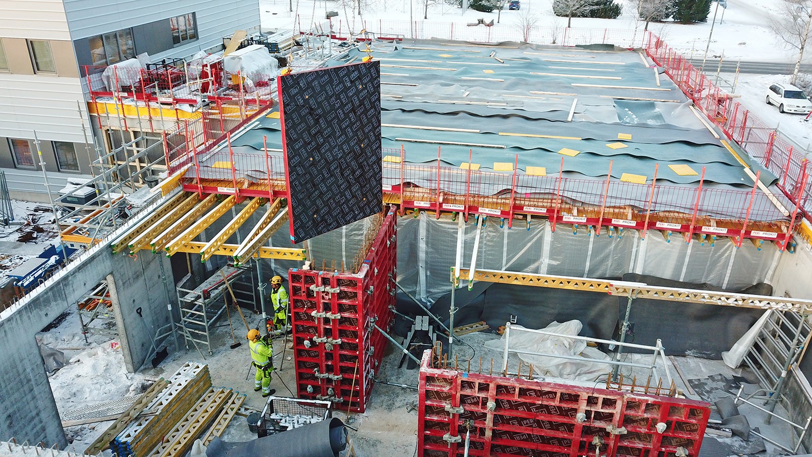 Laajennuksen seinät toteutettiin paikallavalurakenteisina MAXIMO-järjestelmällä.