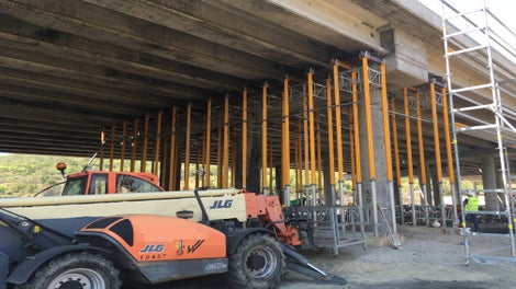 Аварийно подпиране с MULTIPROP кули в зоната на по-малко увреденото платно