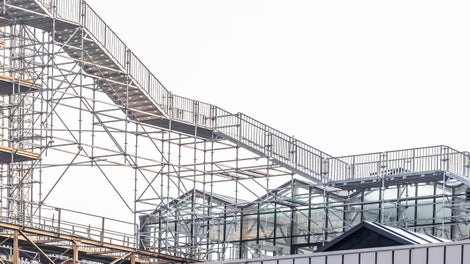 Una característica especial del diseño de la escalera es el ángulo de 90 grados que forma alrededor del edificio.<br/>(Foto: PERI SE)