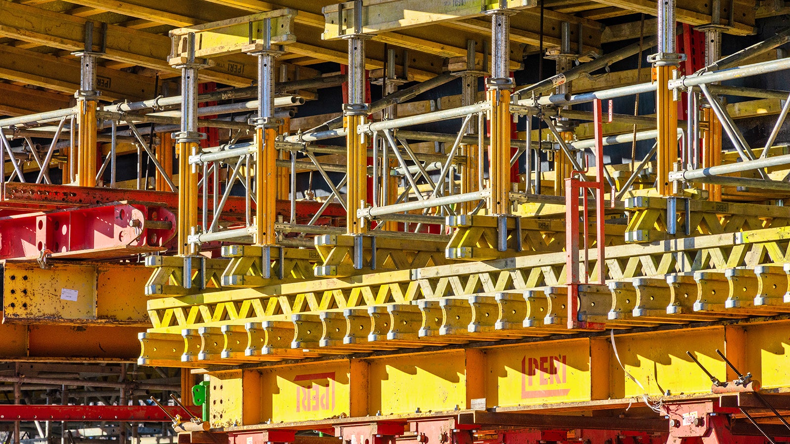 Szeroka paleta systemów PERI gwarantuje optymalne rozwiązania z założeniem pełnego bezpieczeństwa ich użytkowania. Dźwigarki kratowe PERI GT24 ważą tyle samo co klasyczne a przenoszą ponad 40% większy moment i większe reakcje, tym samym zmniejsza się ilość sprzętu i diametralnie wzrasta wydajność budowy.