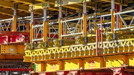 Szeroka paleta systemów PERI gwarantuje optymalne rozwiązania z założeniem pełnego bezpieczeństwa ich użytkowania. Dźwigarki kratowe PERI GT24 ważą tyle samo co klasyczne a przenoszą ponad 40% większy moment i większe reakcje, tym samym zmniejsza się ilość sprzętu i diametralnie wzrasta wydajność budowy.