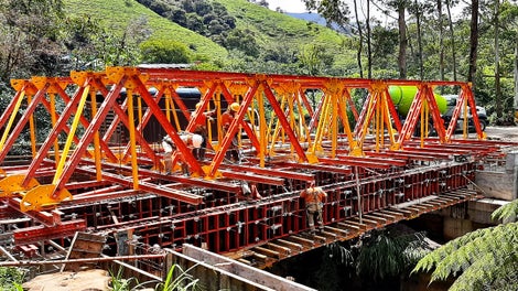 Sistema de ingeniería ALPHAKIT dando soporte a las vigas del puente en conjunto con el sistema LIWA.