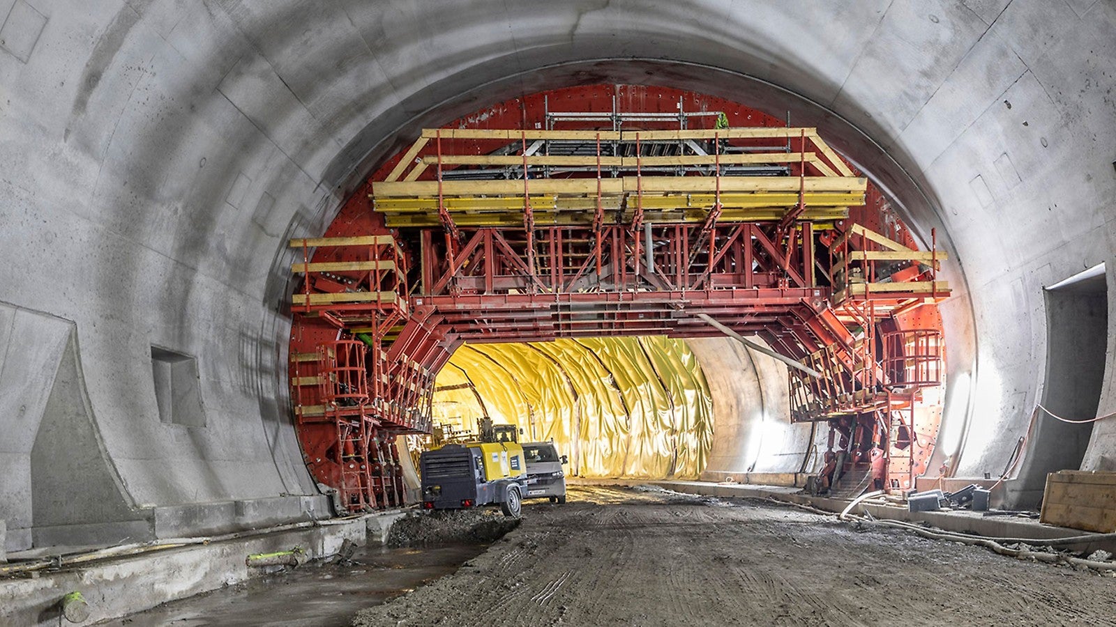 Fully hydraulic formwork carriage for various tunnel cross-sections