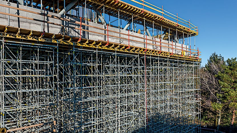 Podepření modulovým lešením PERI UP na východní části objektu. V některých místech byla výška konstrukce až 13 m, 3 nadzemní podlaží.